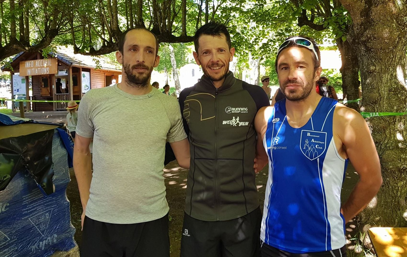 Rémi Mounier et Vincent Pialoux entourant leur coéquipier Barbarin (1er trio sur 75 km)