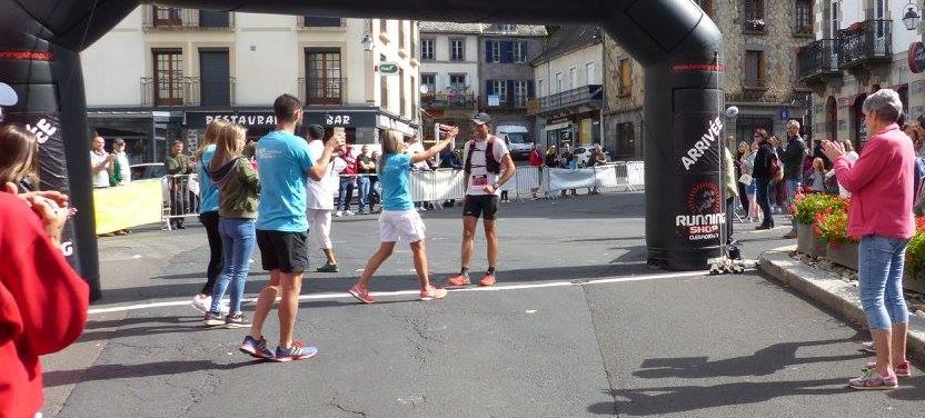 Sophie Pélissier accueille le vainqueur du marathon Nicolas Gandon